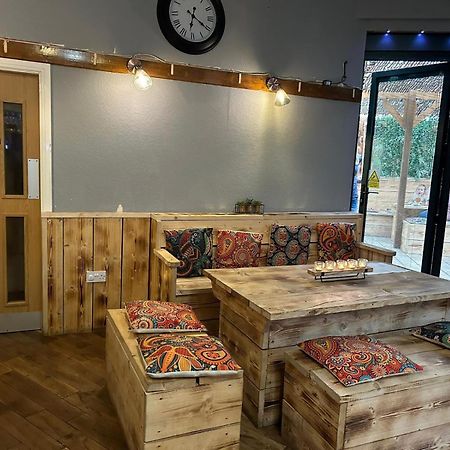 Black Bull Retreat, Barmston With Private Hot Tubs Driffield Exteriör bild