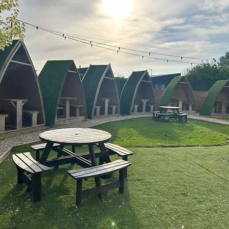 Black Bull Retreat, Barmston With Private Hot Tubs Driffield Exteriör bild