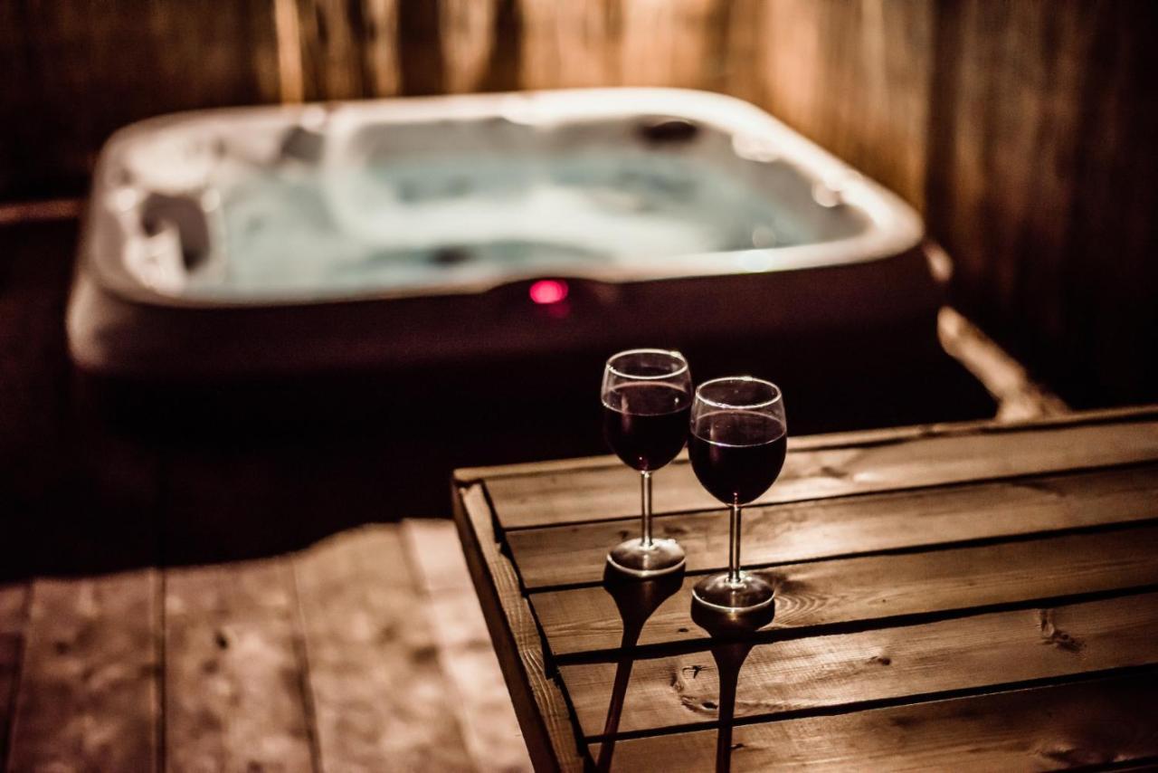 Black Bull Retreat, Barmston With Private Hot Tubs Driffield Exteriör bild